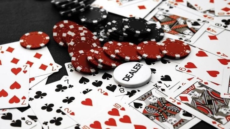casino game Live Roulette နှင့် Blackjack ကစားနေသော မြင်ကွင်း — Myanmar Online Gaming